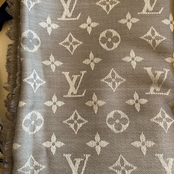 Authentic Louis Vuitton Grey Monogram Shawl/Scarf Pashmina. Worn once. - Picture 2 of 4